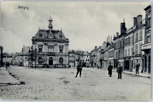08130 Attigny - Marktplatz Rathaus Soldaten