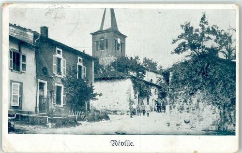 Reville Strasse mit Kirche