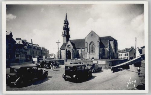 Carantec La place de l Eglise Auto