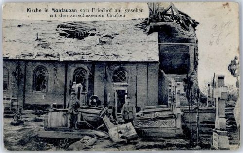 Montauban Kirche vom Friedhof aus gesehen mit den zerschossenen Gruften