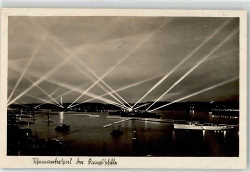 Scheinwerferspiel der Kriegsschiffe