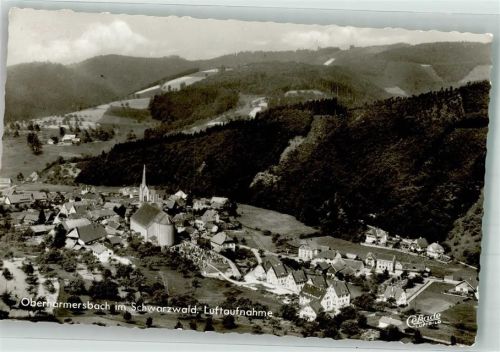Oberharmersbach Fliegeraufnahme des Ortes mit der St. Gallus Kirche und Friedhof