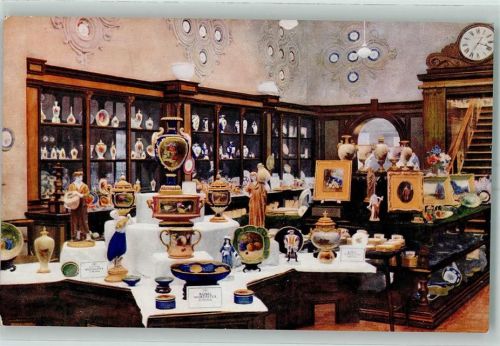 Worcester Ausstellungsraum Porzellanverkauf Figuren Vasen Service Uhr
