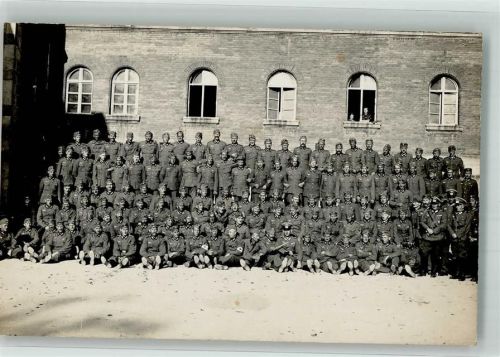 Eine Kompanie Landser in Uniform auf dem Kasernenhof