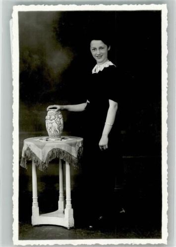 Ludwigsburg 1941 Junge Frau im Fotostudio Ort lt. Fotograf Zeller