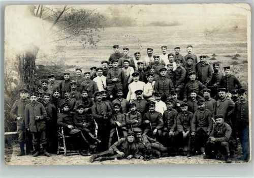 1916 Eine Gruppe Landser in Uniform im Fotostudio Feldpost 14. Res.-Div.