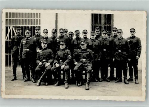Gruppenaufnahme von Landsern in Uniform