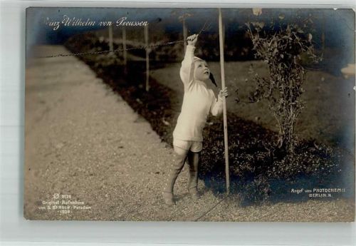 Potsdam Der junge Prinz mit Gamaschen im Garten Ort lt. Fotograf Berger Photochemie 2129