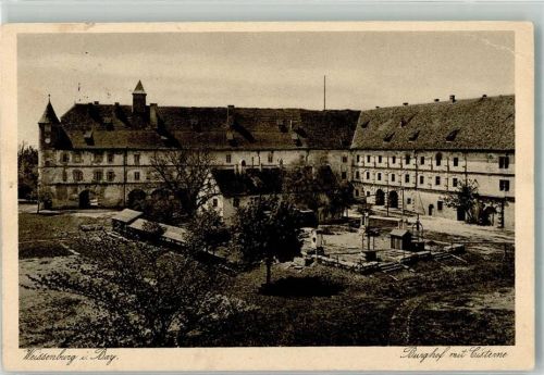 Weißenburg Burg - Hof mit Zisterne