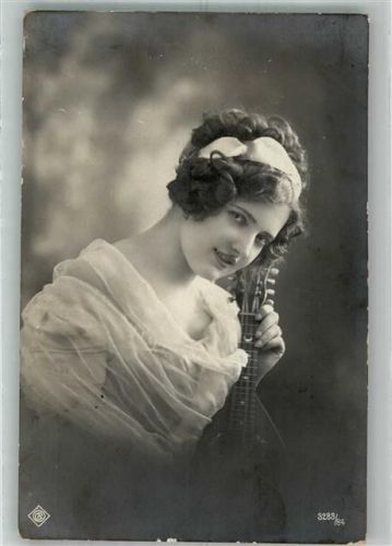 1916 Junge Frau mit Laute Frisur