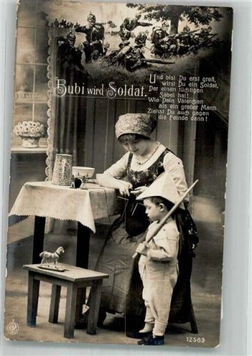 1916 Strickende Mutter mit Sohn mit Papiermütze und Holzschwert NPG 12589 Feldpost WK I Bayer. 6. Res.-Div.