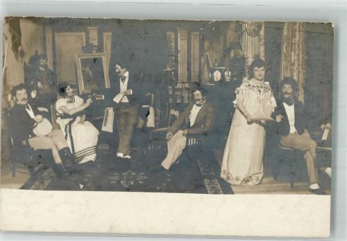 Bühnenszene mit Männern in Frauenkleidung
