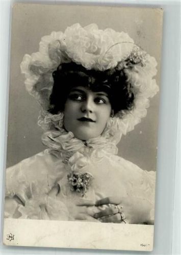 1906 Junge dunkelhaarige Frau mit ausgefallener weißer Haube