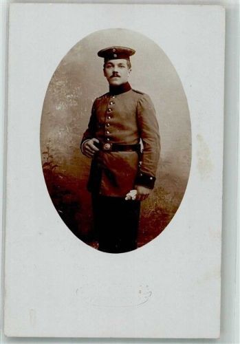 Landser in Uniform im Fotostudio