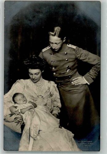 Der Prinz in Uniform mit Kronprinzessin Cecilie und Kind Fotograf Bieber