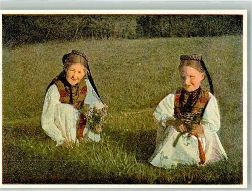 72760 W7410 Betzingen Foto AK Schwäbische Volkstrachten Tracht Frau Blumen