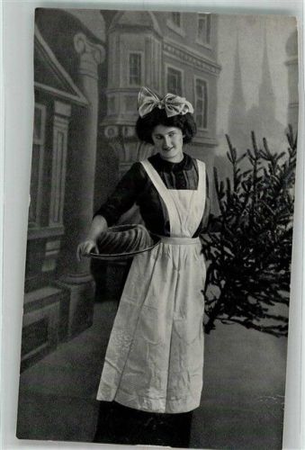 Weihnachten Junge Frau im weißen Kittel mit Christbaum und Kuchen