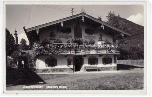 Ruhpolding mit Bauernhaus gelaufen von 1931. Leichter Stempeldurchdruck, sonst gut erhalten