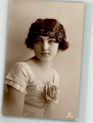 1913 Junge Frau mit einem Schmuck besetzten Haarband und Rose am Revers Haarmode Nr. 3972/1