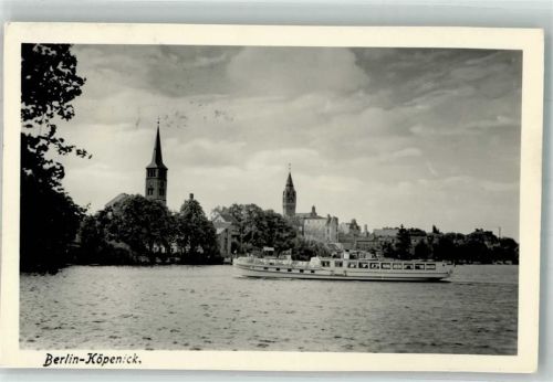 Köpenick Fahrgastschiff auf der Dahme vor der Ev. Kirche