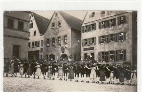 Fotokarte von Rothenburg o./T. ein Historischer Schäfertanz Löwen-Apotheke ungelaufen Gute Erhaltung.