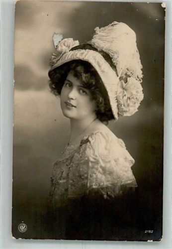 1914 Junge Frau mit außergewöhnlichem Hut NPG 2182 Feldpost WK I Rostock