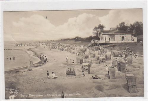 Cammin Berg-Dievenow - Dziwnów Górny/ Kreis Cammin - Kamien Pomorski. Strand mit Strandhalle, Strandkörben und Personen gelaufen 1933. Leichter Stempeldurchdruck, sonst gut erhalten