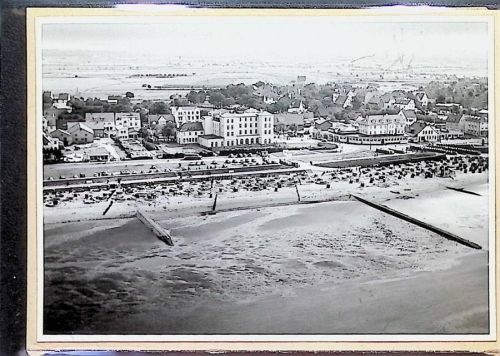 Duhnen Foto montiert auf Karton Fliegeraufnahme von Strand Promenade und Jugendherberge Fotograf Otto Schulze