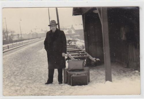 Seltene Fotokarte Neustadt bei Coburg. ein Mann mit Koffern am Bahnhof. gelaufen am 05.12.1957. Sehr gute Erhaltung.