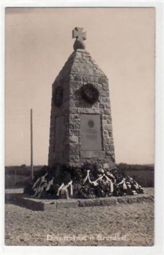 Grundhof mit Ehrendenkmal ungelaufen Leicht fleckig, sonst gut erhalten