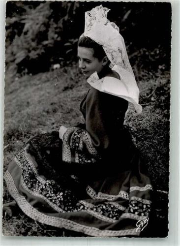 Pont-Aven Junge Frau in Tracht aus der Bretagne aus dem Bezirk Finistere Fotograf Gaby