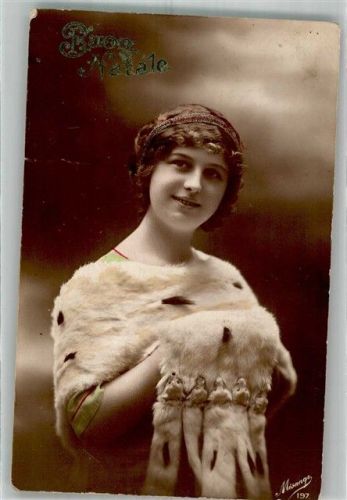 1915 Weihnachten Junge Frau im weißen Pelzbehang