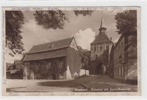 Stralsund Stralsund. Kütertor mit Jugendherberge gelaufen, 1931. Ecken mit Albumabdrücken, sonst gut erhalten