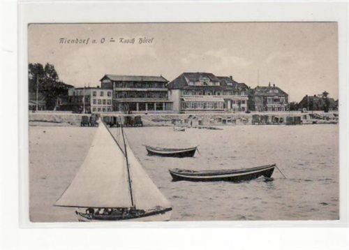 Niendorf mit Blick auf das Kasch - Hotel gelaufen, 1911. Leichter Stempeldurchdruck, kleiner Knick oben links, sonst gut erhalten