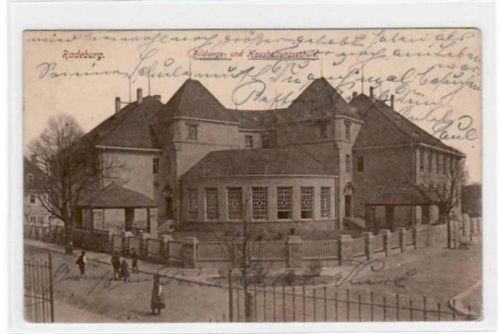 Radeburg Radeburg mit Bildungs- und Haushaltungsschule. Feldpost, mit Stempel von 1915. Leicht abgerundete Ecke n, leicht stockfleckig, sonst gut erhalten.