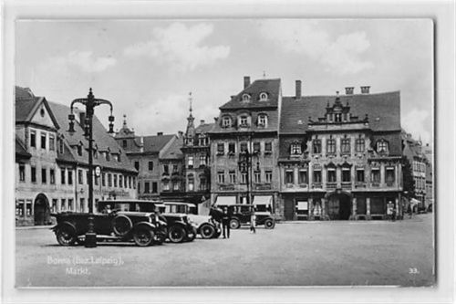 Borna bei Leipzig. Markt mit alten Autos gelaufen. Kleine Knicke oben links, leichter Schrift- und Stempeldurchdruck, leicht fleckig, sonst gut erhalten