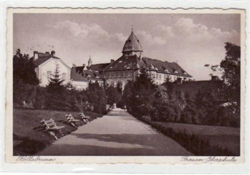 AK von Hollabrunn. Frauen - Obenschule gelaufen. Leichte Abschürfungen an den Rändern, kleiner Knick unten rechts, leicht stockfleckig, sonst gut erhalten.