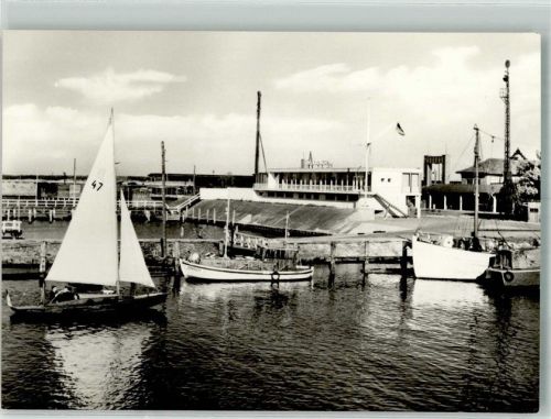 Warnemünde Jachthafen Klubhaus Segelboot Ruderboot Fahne