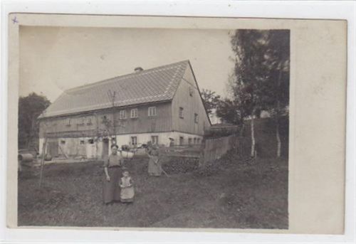 Burkersdorf, Erzgeb Seltene Fotokarte ein Bauernhaus mit Personen im Vordergrund. gelaufen 1911. Leicht fleckig, sonst gut erhalten.
