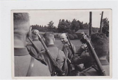Altes Foto mit Soldaten bei Preußisch Eylau / Bagrationowsk 1937. Maße: 12,4 x 8,5 cm. Knick oben und unten links. Knick unten rechts, sonst gut erhalten