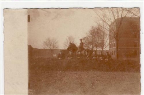 Nürnberg, seltene Echtfotokarte, Soldaten. Feldpost, mit Stempel von 1915. Albumabdrücke an den Ecken leicht fleckig, sonst gut erhalten