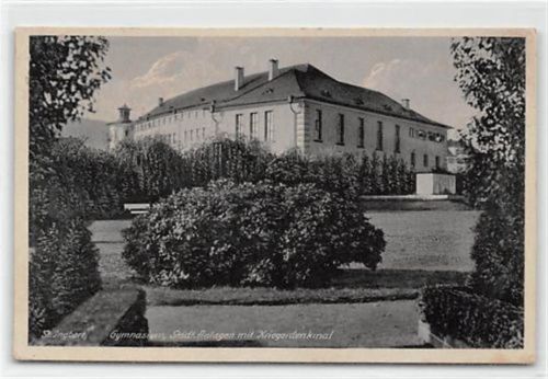 St. Ingbert. Gymnasium Städt. Anlagen mit Kriegerdenkmal. Feldpost kleiner Knick unten links, leicht fleckig, sonst gut erhalten