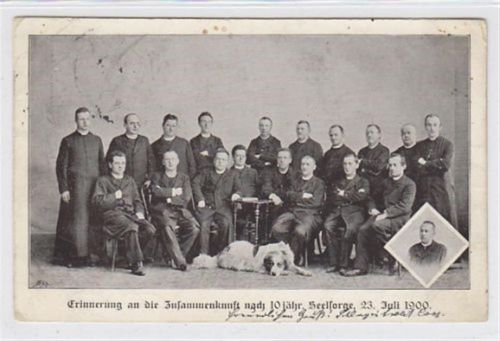 AK zur Erinnerung an die Zusammenkunft nach 10 jähr. Seelsorge am 23. Juli 1900 gelaufen. leichte Eckabschürfungen, leichter Bug oben rechts, Albumabdrücke an den Ecken Vorder- und Rückseite leicht fleckig, sonst gut erhalten.