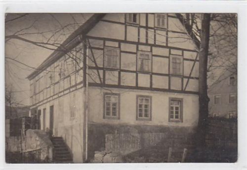 Seltene Fotokarte Niederbobritzsch. ein altes Haus. gelaufen am 14.06.1915. Leicht bügig, leicht abgerundete Ecke n, sonst gut erhalten.