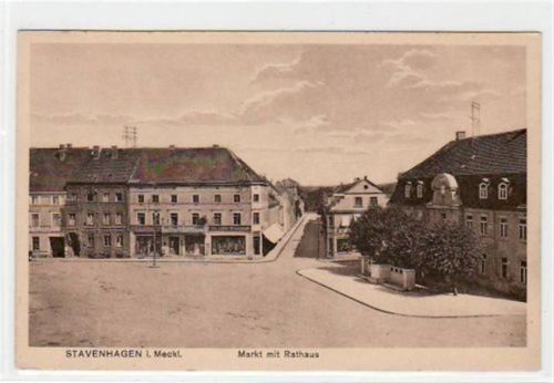 Stavenhagen i. Meckl. mit Markt und Rathaus. Ungelaufen. Gute Erhaltung.