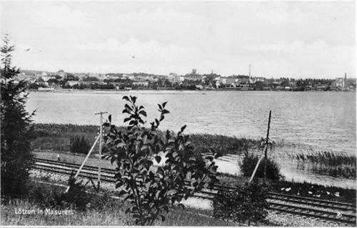 Lötzen Lötzen / Gizycko in Masuren. Panorama mit einem. Bahngleis im Vordergrund ungelaufen Top Erhaltung.