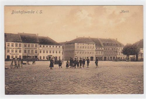 Bischofswerda in Sachsen. Markt Molkerei von A. Gottlöber Restauration von Ernst Gottlöber Destillationsgeschäft von Carl Ehrichsohn Hotel zum goldnen Engel und einige Personen ungelaufen Top Erhaltung.