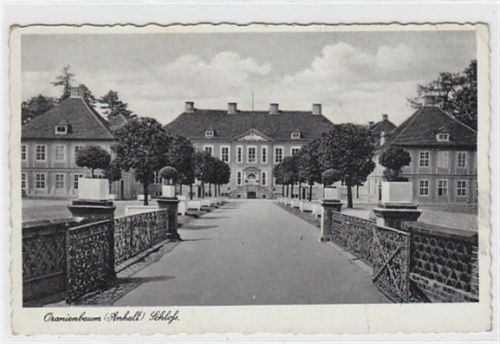 Oranienbaum Oranienbaum mit Ansicht vom Schloß gelaufen von 1940. Knick auf der rechten Seite durch die Karte. Kleine Knicke oben rechts.