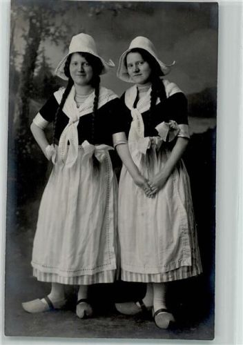 Holzschuhe Haubenmützen Foto Atelier Alemania Saarbrücken