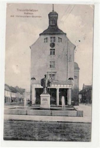Treuenbrietzen Treuenbrietzen. Abgebildet ist das Rathaus mit dem Hohenzollernbrunnen. Als Feldpost befördert 1914, d. h. ohne Marke, da Soldatenpost gebührenfrei war. Kleiner Knick an der oberen linken und an der oberen rechten Ecke, sonst gut erhalten.